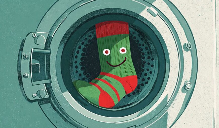 Ilustrácia dvierok práčky s jednou zeleno-červenou pruhovanou ponožkou vo vnútri. Ponožka má usmievavú tvár, čo jej dodáva hravý a veselý výraz.
