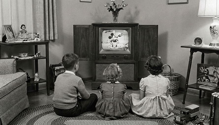 tri malé deti z 50-tych rokov pozerajú rozprávku na starom televízore
